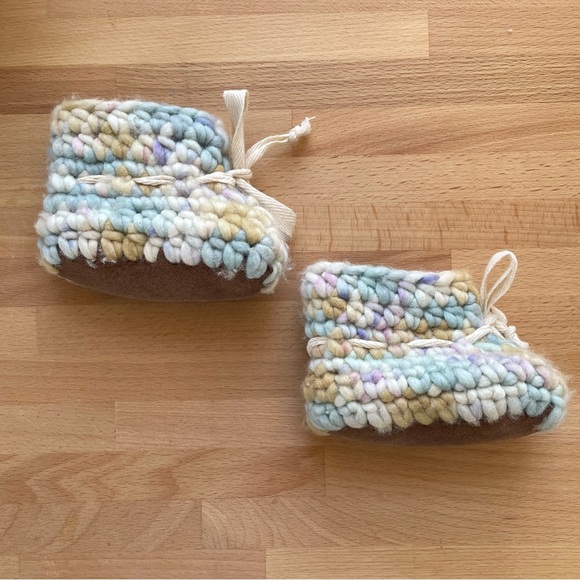 Beautiful, soft, wool and sheepskin baby booties - Picture 4 of 6